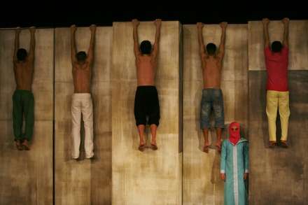 Chouf Ouchouf, Marokkaans feel-good-circus door Zimmermann & De Perrot Groupe Acrobatique de Tanger. (foto: Mario Del Curto)